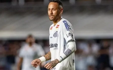 Neymar, 12 yıl sonra Santos formasıyla sahalara döndü