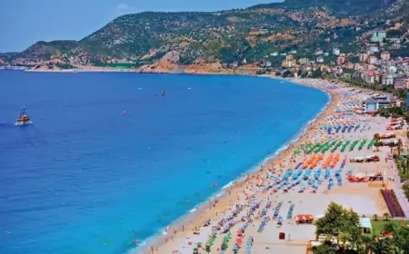 Alanya'da Şubat Sürprizi: Sıcak Hava Plajları Doldurdu!