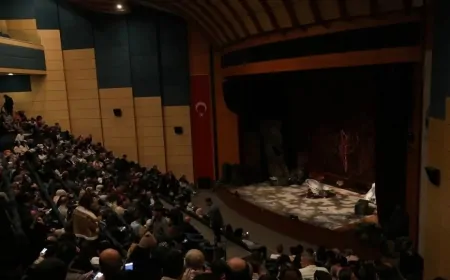 Devlet Tiyatroları’nın “Boş Şehir” Oyunu Sakarya’da Büyük İlgi Gördü