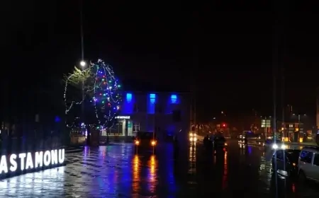 Kastamonu Cumhuriyet Meydanı'nda Süslü Ağaç Kampanyaya Dikkat Çekiyor