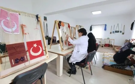 Kadınlar Kök Boya Tekniğiyle Geleneksel Dokuma Yapıyor