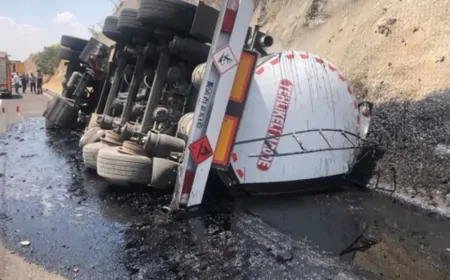 Şanlıurfa’da Devrilen Tankerden Binlerce Litre Akaryakıt Yola Döküldü