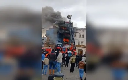 Eminönü'nde 4 katlı binada yangın! Alevler çevreyi tehdit etti