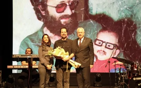 Cem Karaca’nın Anısına Beykoz’da Duygusal Gece: Emrah Karaca Sahne Aldı