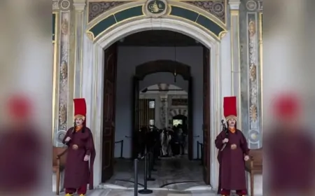 Topkapı Sarayı’nda Jandarmalar 'Silahtar' Kıyafetleriyle Tarihi Canlandırıyor