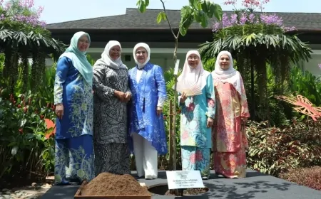 Emine Erdoğan ve Malezya Başbakanı’nın eşi, Kuala Lumpur’da "merbau" ağacı dikti