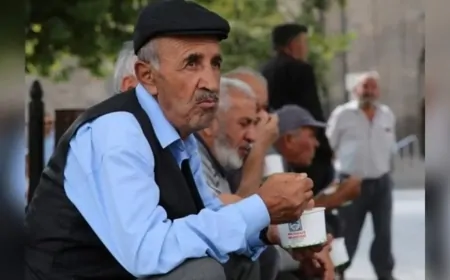 Emekli Zam Farkı Bugün Hesaplarda! Bakan Işıkhan'dan Milyonlara Müjde