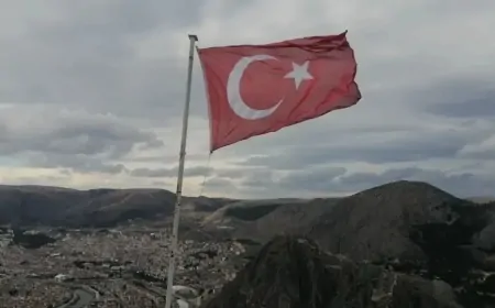 Kızlar Sivrisi’nde Yıpranan Türk Bayrağını Değiştirmek İçin Tırmanan Dağcı Ölü Bulundu