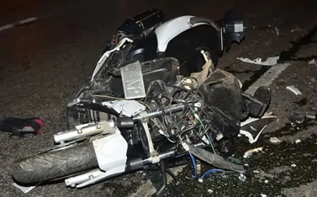 Antalya’da Bariyerlere Çarpan Motosiklet Sürücüsü Hayatını Kaybetti: Cep Telefonuna Kimse Bakamadı