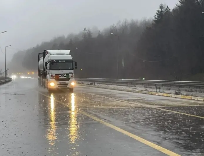 Bolu Dağı’nda Sağanak Yağış Yolları Gölete Çevirdi