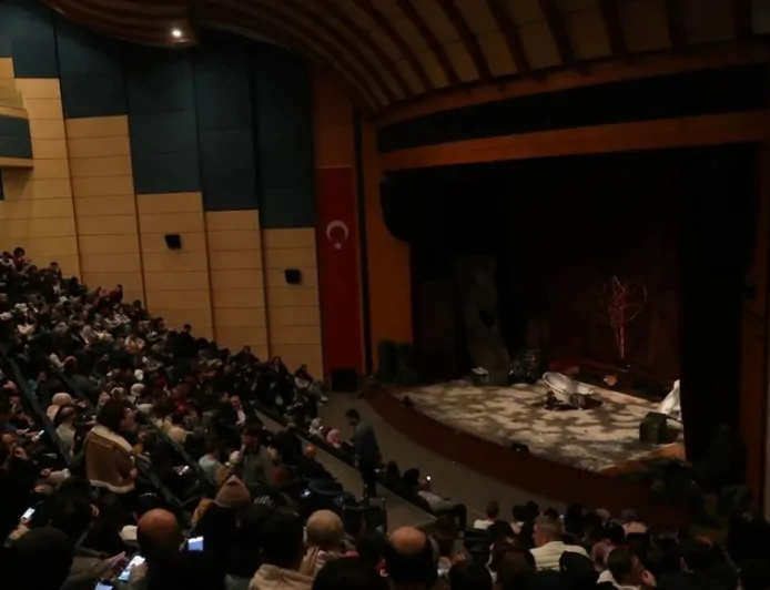 Devlet Tiyatroları’nın “Boş Şehir” Oyunu Sakarya’da Büyük İlgi Gördü
