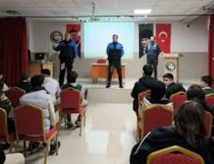 Niğde Emniyeti 'Bizim Çocuklar Projesi' Kapsamında Bilgilendirme Çalışması Yaptı
