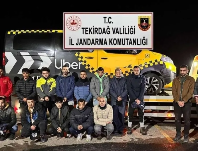 Uber Araçla Kaçmaya Çalışan 14 Göçmen Yakalandı