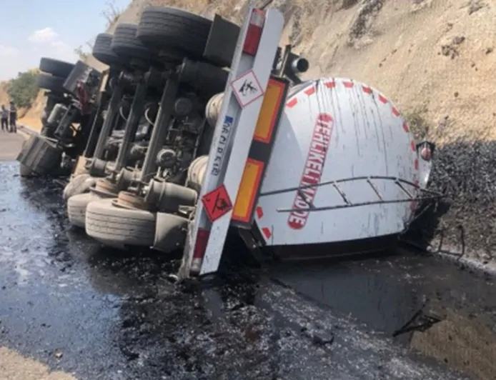 Şanlıurfa’da Devrilen Tankerden Binlerce Litre Akaryakıt Yola Döküldü