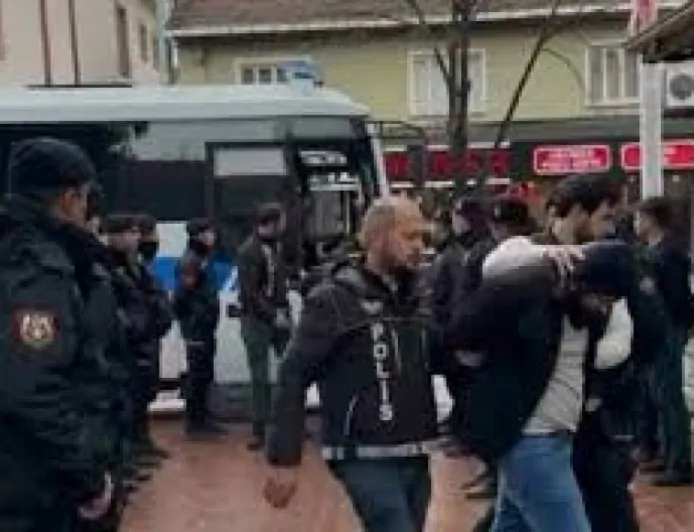 Eşme'de Sokak Satıcılarına Polis Operasyonu