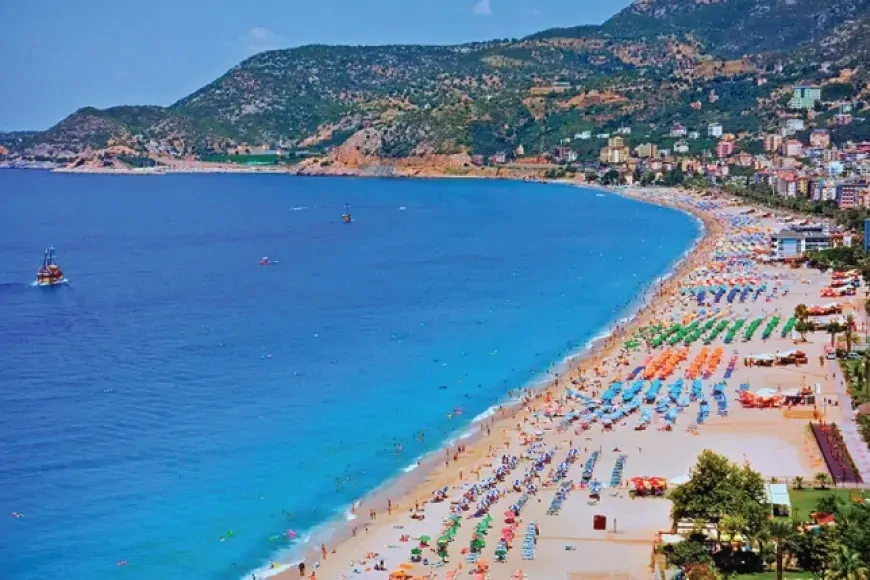 Alanya'da Şubat Sürprizi: Sıcak Hava Plajları Doldurdu!
