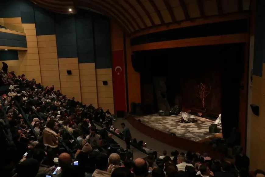 Devlet Tiyatroları’nın “Boş Şehir” Oyunu Sakarya’da Büyük İlgi Gördü
