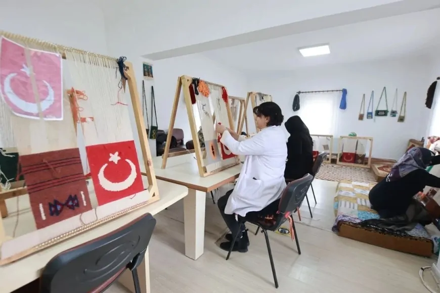 Kadınlar Kök Boya Tekniğiyle Geleneksel Dokuma Yapıyor