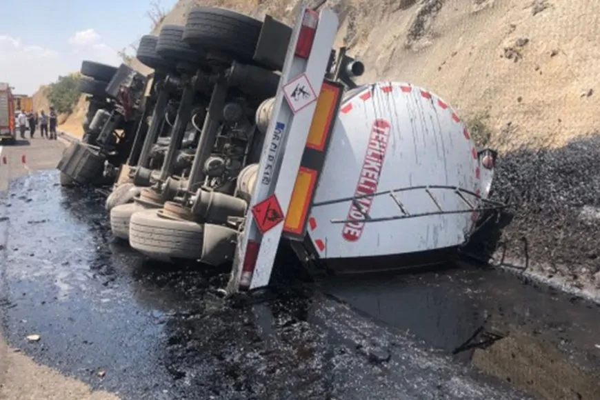 Şanlıurfa’da Devrilen Tankerden Binlerce Litre Akaryakıt Yola Döküldü