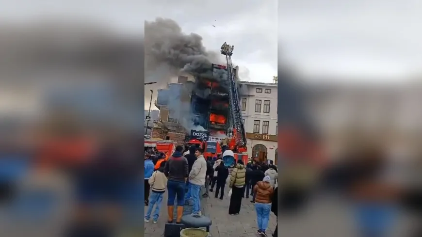 Eminönü'nde 4 katlı binada yangın! Alevler çevreyi tehdit etti
