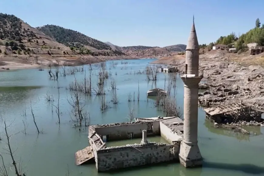 Sivas'ta donan Pusat-Özen Baraj Gölü'nde eski köy kalıntıları ortaya çıktı