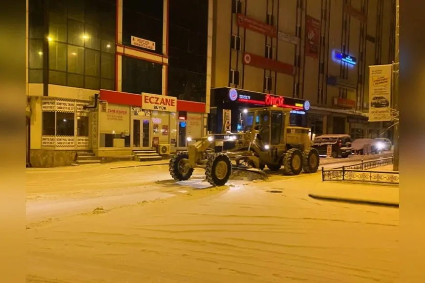 Bayburt’ta Karla Mücadele Çalışmaları Gece Boyunca Devam Etti