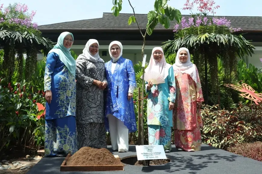 Emine Erdoğan ve Malezya Başbakanı’nın eşi, Kuala Lumpur’da "merbau" ağacı dikti