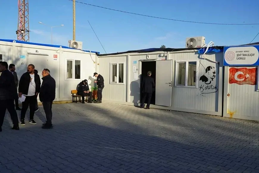 Hatay’da depremzedeler konteynerde, protokole milyonluk anma töreni