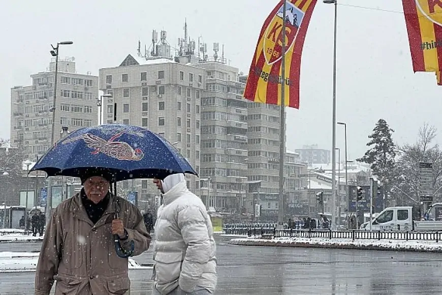 Kayseri'de kar yağışı devam ediyor, sıcaklık sıfırın altında