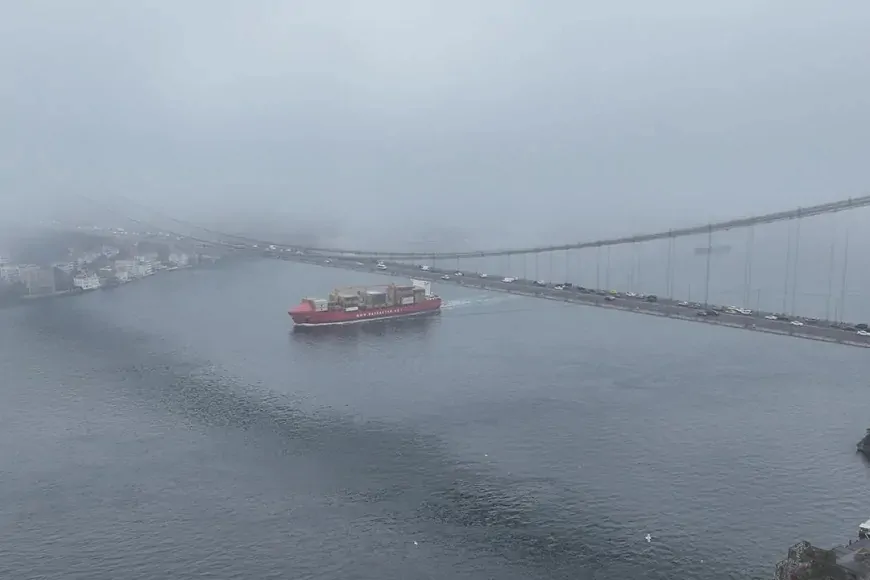 İstanbul Boğazı'nda gemi trafiği sis nedeniyle durduruldu
