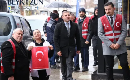 MHP Beykoz İlçe Başkanlığı Esnafa Türk Bayrağı Dağıttı