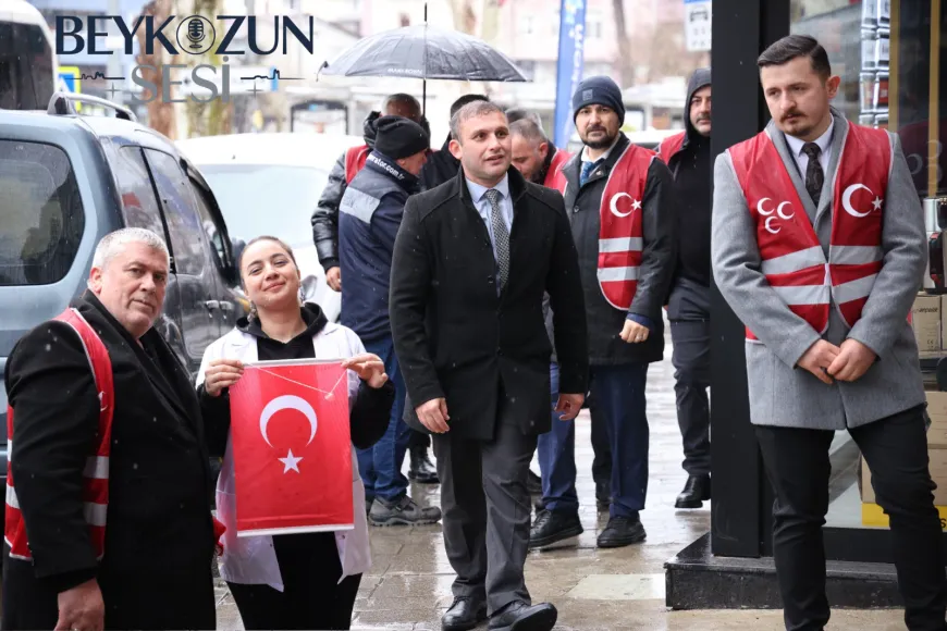 MHP Beykoz İlçe Başkanlığı Esnafa Türk Bayrağı Dağıttı