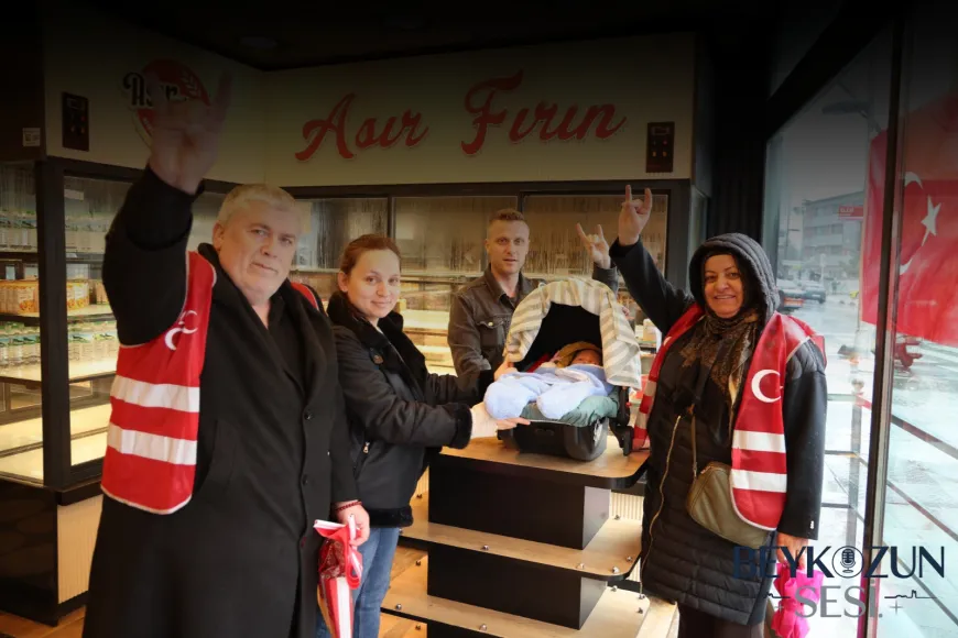 MHP Beykoz İlçe Başkanlığı Esnafa Türk Bayrağı Dağıttı