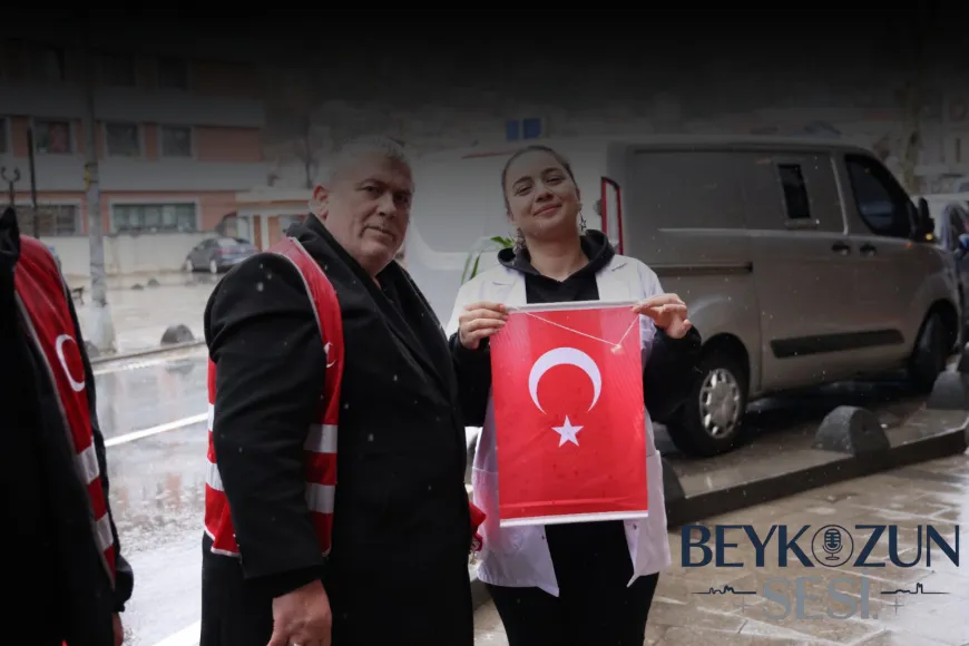 MHP Beykoz İlçe Başkanlığı Esnafa Türk Bayrağı Dağıttı