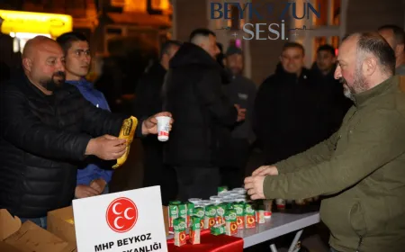 Alparslan Türkeş'in anısına Beykoz'da cami önünde pide ve lokma ikramı yapıldı