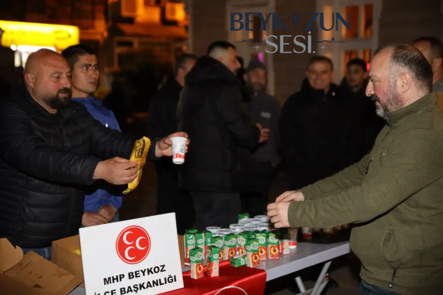 Alparslan Türkeş'in anısına Beykoz'da cami önünde pide ve lokma ikramı yapıldı