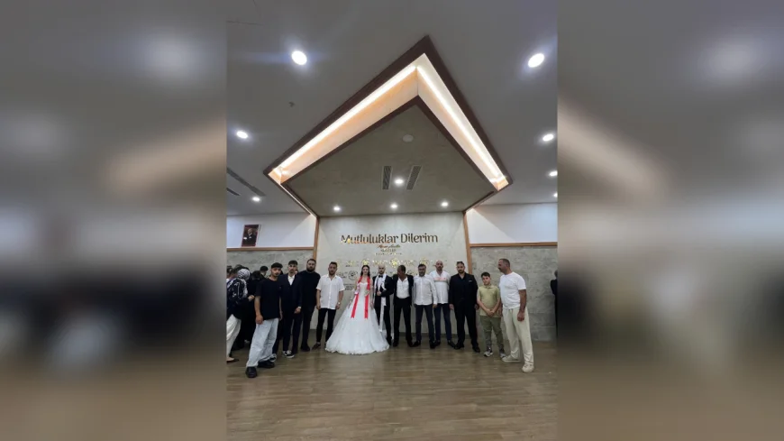 MHP Beykoz İlçe Başkanı Emre Çömlekçi, Alperen ve Beyza çiftinin nikâh törenine teşkilatla birlikte katıldı