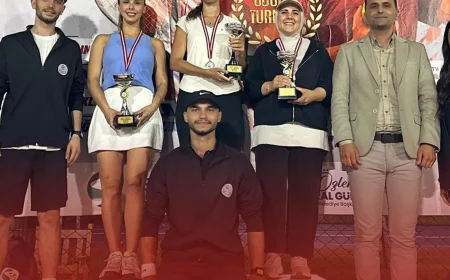 Zafer Bayramı coşkusu tenis kortlarına taşındı: Büyük Taarruz Turnuvası’nda şampiyonlar kupalarını aldı