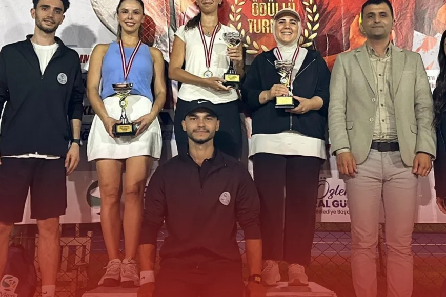 Zafer Bayramı coşkusu tenis kortlarına taşındı: Büyük Taarruz Turnuvası’nda şampiyonlar kupalarını aldı