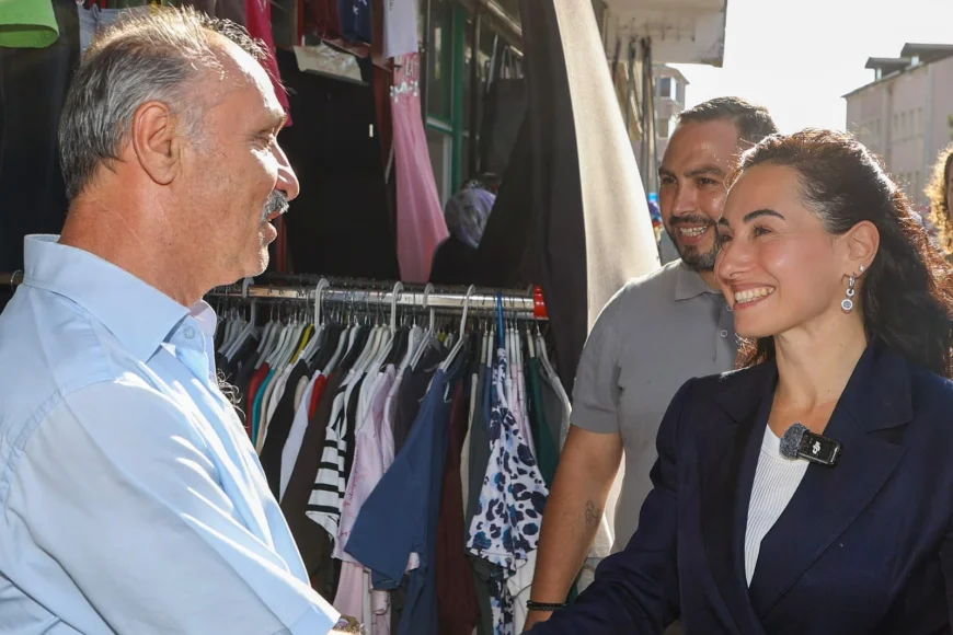 Mahalle halkıyla toplu fotoğraf