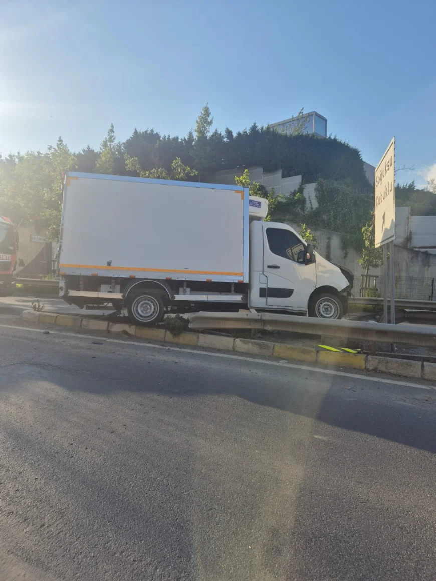 İstanbul Acarof Viyadüğü kamyonet kazası