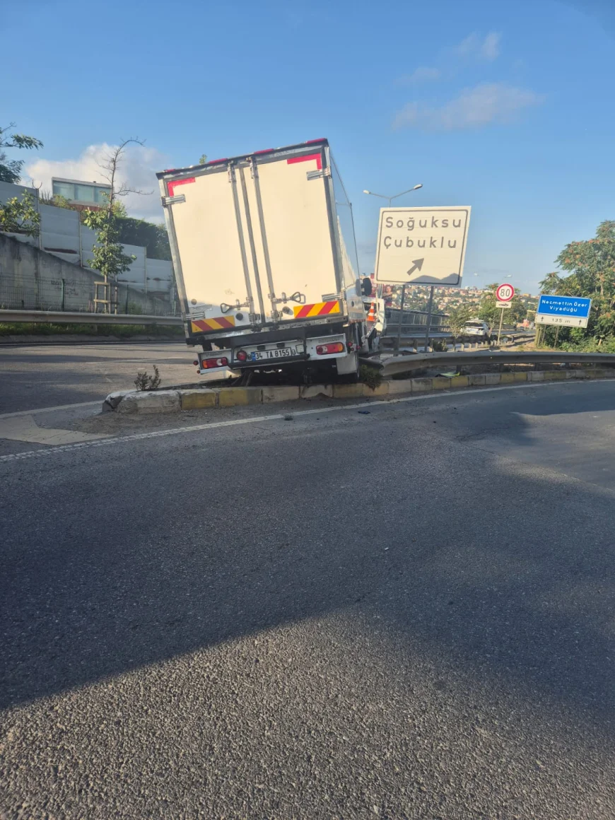 İstanbul Acarof Viyadüğü kamyonet kazası