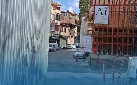 Beykoz Merkez Mahallesi’nde tarihi ev inşaatı yol krizine yol açtı, vatandaş daralan güzergâh nedeniyle mağduriyet endişesi yaşıyor