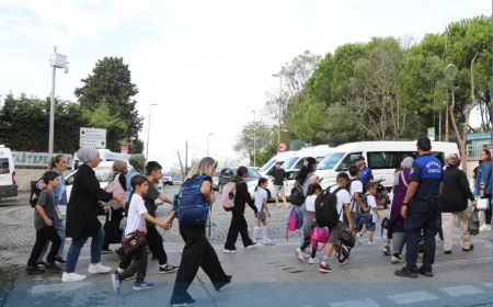 Beykoz’da okul önlerinde zabıta ekiplerinden öğrencilere güvenli yol desteği