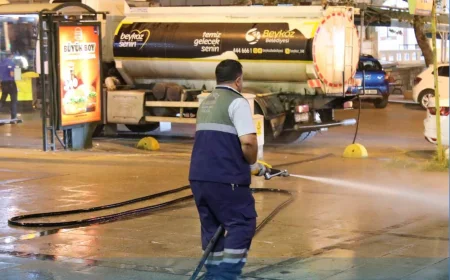 Beykoz Belediyesi gece mesaisiyle Paşabahçe Pazarı’nı ve sokakları yeni güne tertemiz hazırladı