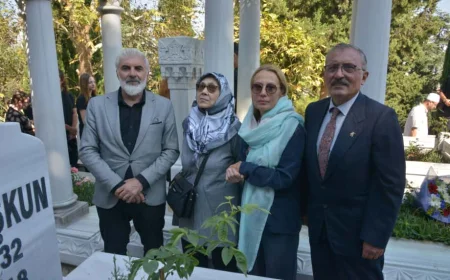 Türk Sanat Müziği’nin efsane ismi Zeki Müren vefatının 29. yılında Bursa’da kabri başında anıldı