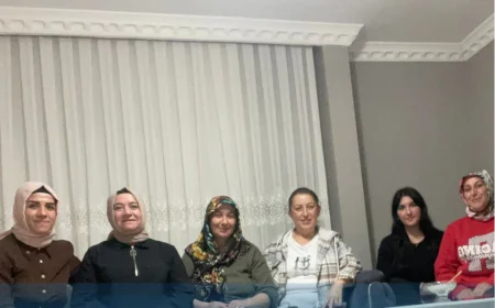 MHP Beykoz Kadın Kolları Dereseki’de “Komşum Nasılsın” projesiyle vatandaşları ziyaret etti