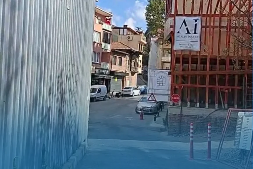 Beykoz Merkez Mahallesi’nde tarihi ev inşaatı yol krizine yol açtı, vatandaş daralan güzergâh nedeniyle mağduriyet endişesi yaşıyor