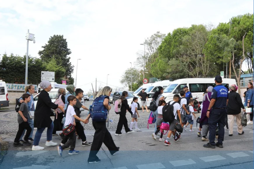 Beykoz’da okul önlerinde zabıta ekiplerinden öğrencilere güvenli yol desteği
