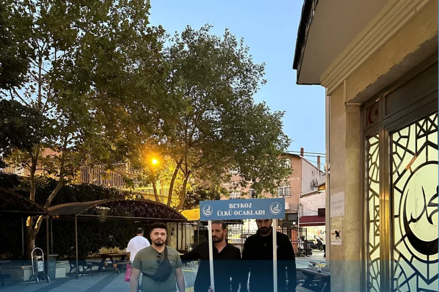 Beykoz Ülkü Ocakları 12 Eylül’de Ülkücü Şehitler için cami cemaatine lokum ve gül suyu ikram etti